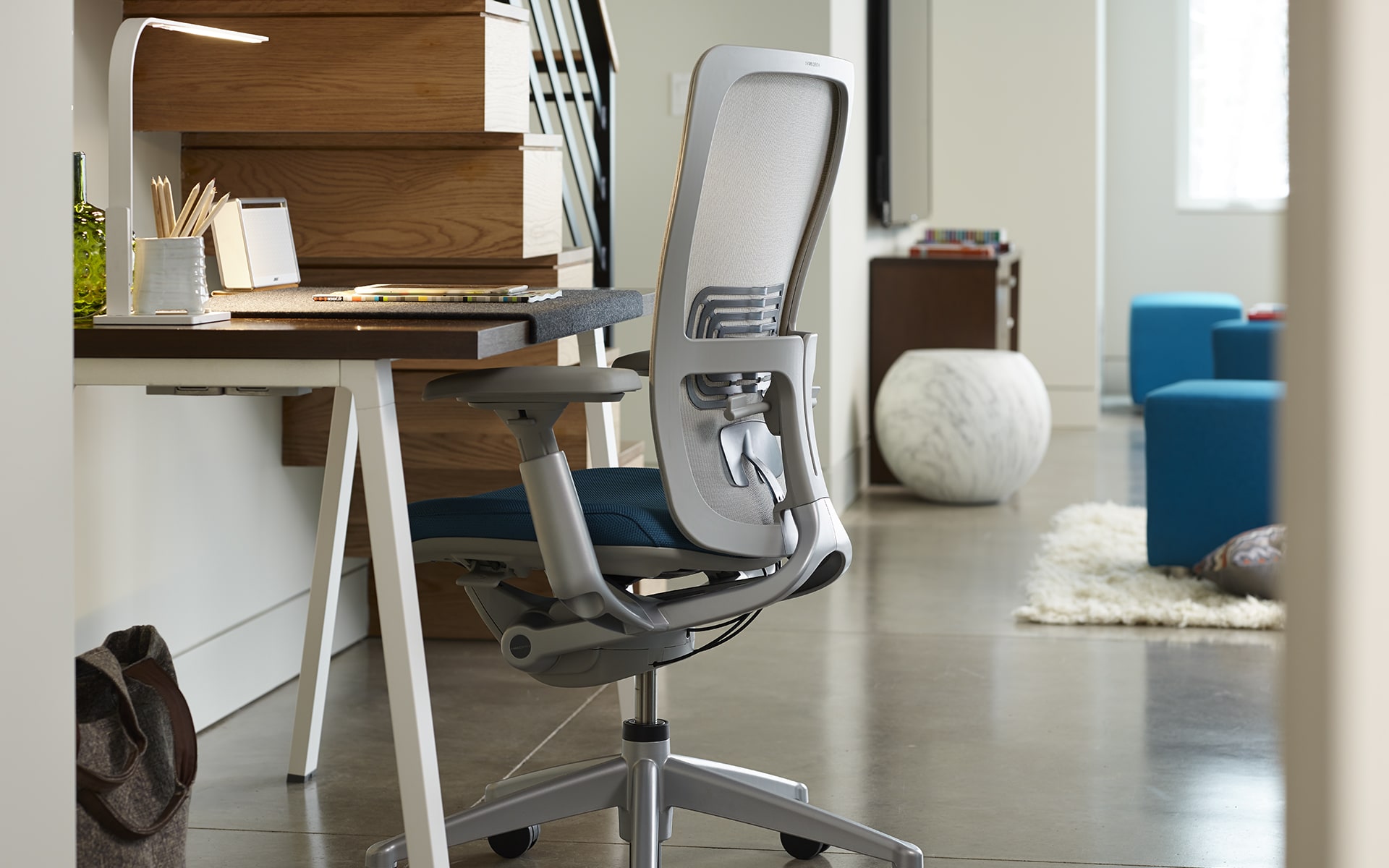 Haworth office chair Zody by ITO Design with gray backrest and blue upholstery at modern home workplace
